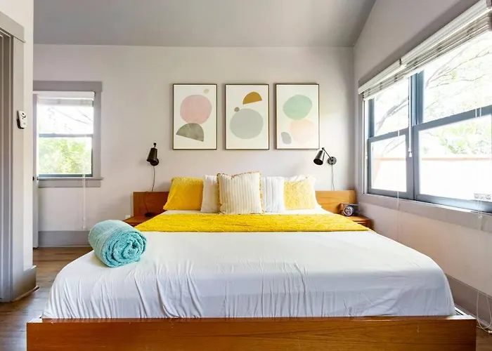 Happy Cactus Walkable 2br By Uofa And Parking