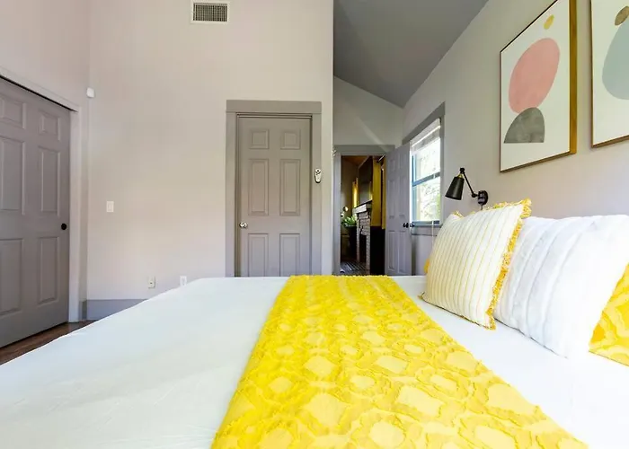 Happy Cactus Walkable 2br By Uofa And Parking
