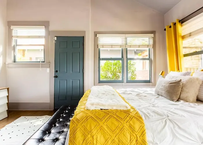 Happy Cactus Walkable 2br By Uofa And Parking *